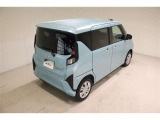 後部座席とリヤはプライバシーガラスになっています。座っている人や置いてある荷物が見えにくくなっているのでプライバシーの確保が出来ます。