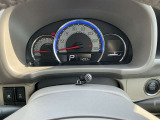 シンプルで見やすいスピードメーターになっております。