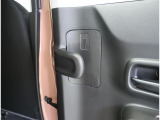 濡れた傘も気兼ねなく車内に持ち込めるアンブレラホルダーが後席ドアにございます!雨水は外に排出される仕組みです。
