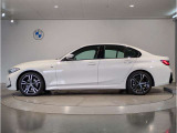 BMWではロングホイールベースの採用をしており、すべての車種に適用され、走行中の安定感の向上されております。また室内空間の広さにも貢献しております。