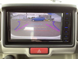 カラーで後方映像をモニターに映し出してくれるので、ショッピングモールのような狭い駐車場であったとしても障害物を見つけ、楽々駐車することができますね。