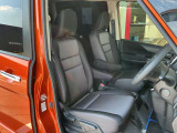 運転席と助手席はアームレストがついていますのでゆったりお座りになられます。