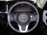 ハンドル左側にはオーディオ操作が出来るオーディオリモートコントロールスイッチ、右側にはHonda SENSINGとオートクルーズコントロールのスイッチを装備!