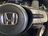 ハンドルにHondaセンシング系のクルーズコントロールやレーンキープアシストなどのスイッチが装備されています。ハンドルから手を離さず安全に操作できます。