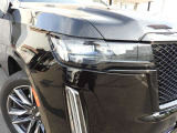 LEDセグメントで構成されるヘッドライトは、車速、ステアリング角度などに加えてセンサーやカメラが検知した周囲の情報に応じて対向車あるいは前走車を幻惑しないようにLEDの発光を個別に制御するものです。