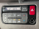 【オートエアコン】一度お好みの温度に設定すれば、車内の温度を検知し風量や温度を自動で調整。暑い&hellip;寒い&hellip;と何度もスイッチ操作をする必要はありません。快適な車内空間には必須の機能ですね♪