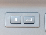 【パワーバックドア】スマートキーや運転席のボタンを押すだけでリアゲートが自動で開閉します!荷物を持っている時や、高い位置にあるバックドアを閉める際に便利な機能です♪