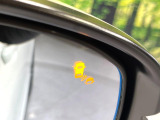 【ブラインドスポットインフォメーション】走行中、ドアミラーの死角になりやすい箇所に後続車が接近するとサイドミラー付近に警告を表示、ドライバーに注意喚起をしてくれます。