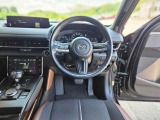 【運転席インテリアデザイン】左右対称のインテリアデザインでドライバーを包み込み運転に集中できるように設計されています。