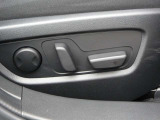 運転席シートは前後スライド・上下リフター・リクライニング・ランバーサポートを細かく調整し、人馬一体感を具現化する事ができる電動シートを装備。またお二人までシートメモリーすることができます。
