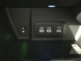 充電用USB端子付き。スマートフォンなどの充電に便利です。