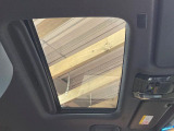 【サンルーフ】開放感たっぷりの希少装備、サンルーフが装着されています!車内に明かりを取り入れたり景色を楽しむ以外にも、車内の空気も簡単に換気できて快適です!