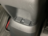 アームレストの後ろ側には、リア席用の充電可能なUSB端子が2個ついています。移動中に充電もできるので便利です。