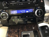 左右独立温度コントロールフルオートエアコンです。運転席、助手席それぞれで独立して温度設定ができます。