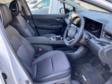 運転しやすい最適な姿勢に調整することができるシートシフター付き。リラックスして運転できます。