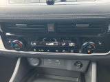 すっきりした運転席周りにはナビやエアコンの操作パネルを設置しておりますので、お一人での運転でもご安心できます。