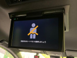 【後席モニター】家族や友人とお出かけする機会が多い方に大人気の後席モニターを装備!見やすい位置に画面がありテレビやDVDの視聴も快適!友達もお子様も、後席にしか乗らなくなるかも??