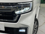 【LEDヘッドライト】悪天候や夜間走行時も良好な視界を確保し安心して運転できる高輝度LEDヘッドライトを装備!点灯速度が早く、消費電力も抑えられています。