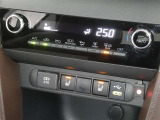 【オートエアコン】車内温度を感知して自動で温度調整をしてくれるのでいつでも快適な車内空間を創り上げます!どの席に座っても快適なドライブが楽しめます♪
