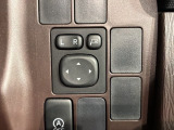 狭い駐車場で便利な電動格納ドアミラーが付いています。