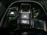 スイッチ操作で簡単にパーキングブレーキを作動可能。さらに、停車時にブレーキを保持するブレーキホールド機能付きで、渋滞時や信号待ちでの運転負担を軽減します。