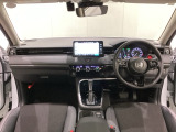 車内は光触媒抗菌消臭施工済です。スタイリッシュなデザインでスポーティなインパネ周りを演出します。グローブボックスやカップホルダーのほかにトレーなどたくさんの収納スペースが付いています。