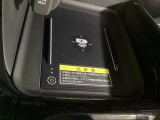 センターコンソールにはワイヤレス充電器を装備してます。Qi(チー)規格対応のスマートフォンなどを置くだけでワイヤレスで充電可能です。