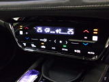オートエアコンは左右席で独立温度コントロールが可能です。運転席はキンキンに冷やして助手席はマイルドにと言った設定が可能です。暑さ寒さでケンカすることもなくなりますね。