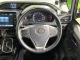 インテリアに合わせたデザインのステアリングは、運転される方のことも考え、運転しやすい形状、大きさです。是非一度、実際に触ってお確かめください。