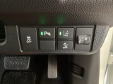 ハンドルの右側にはヘットライトリベライザーとHondaセンシング用のメインスイッチがついています。ヘッドライトリベライザーは道路状況や積荷の加重に応じてライトの高さを調節できます。