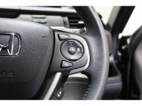Hondaセンシングの機能のひとつ、アダプティブクルーズコントロール付!アクセルから足を離しても設定したスピードと前車との車間を保ち走行してくれます!車線維持もアシスト☆高速道路で疲労軽減ですね☆