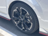 デザインとカラーがボディとマッチしたNISMO専用アルミホイールです。