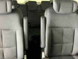 車外に出なくても運転席から3列目シートまで移動が可能です。子育てや荷物が多いときなど利便性が高いです