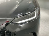 LEDヘッドライトは、点灯の瞬間から最大光量を発揮し、突然暗くなるトンネルなどでの安定感を高めます。