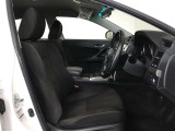 高いホールド性で運転姿勢が安定します。長距離ドライブでも疲れにくいのが魅力です。快適なドライビングライフをお送りください♪