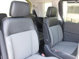 2列目シートも足元はゆったりしており快適にお座り頂けます!後部座席にお乗りの方も楽しく広々と使用できます!!