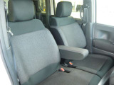 外見からは想像もつかないほど広い車内空間です。ゆったりと座れます。運転席にはシートリフターが付いていますので座高にあわせてドライビングポジションが決められます。
