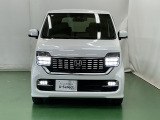 LEDヘッドライトを装備しています。LEDヘッドライトはとても明るく、雨の日や夜間走行も安全・安心です。オートライトコントロール付きで周囲の明るさに応じて自動で点灯・消灯します