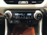 左右独立温度コントロールフルオートエアコンです。運転席、助手席それぞれで独立して温度設定ができます。