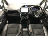 高いホールド性で運転姿勢が安定します。長距離ドライブでも疲れにくいのが魅力です。快適なドライビングライフをお送りください♪