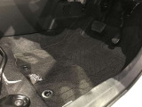 内装工程では、中古車を気持ちよくお乗りいただけるよう清掃しております。