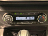 作動状態が一目でわかる液晶ディスプレイ付きAUTOエアコンを装備しています♪室内の温度を設定するとセンサーが室温を感知して、温度、風量を自動的にコントロ-ルして快適な空間を作ってくれます!