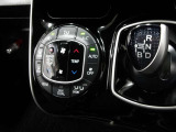 車内の温度管理に便利なオートエアコン☆