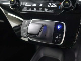スムーズな操作で快適に運転を楽しめるよう、シフトポジションを電動で制御するエレクトロシフトマチックが採用されています。