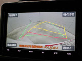車庫入れや縦列駐車などの際に、後退操作の参考になるガイドラインをモニター画面に表示します。