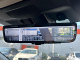 【スマートリヤビューミラー】後席の大きな荷物や同乗者で後方が確認しづらい時でも安心!カメラが撮影した車両後方の映像をルームミラー内に表示。クリアな視界で状況の確認が可能です!