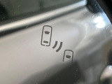 【ブラインドスポットモニター】走行中、ドアミラーの死角になりやすい箇所に後続車が接近するとサイドミラーのレンズに警告を表示!ドライバーに注意喚起をしてくれます。