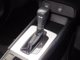 手に馴染むフロアシフトで、運転がさらに直感的で快適に。スタイリッシュなデザインとスムーズな操作感が、毎日のドライブをもっと楽しくします