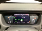 デジタル表示のスピードメーターとタコメーター、燃費やオドメーターなどの表示の他に、ホンダセンシング機能などの表示もできる多機能なマルチインフォメーション・ディスプレイです。