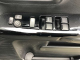 パワーウィンドウやドアミラーのスイッチ等は運転席右側へ集中してます